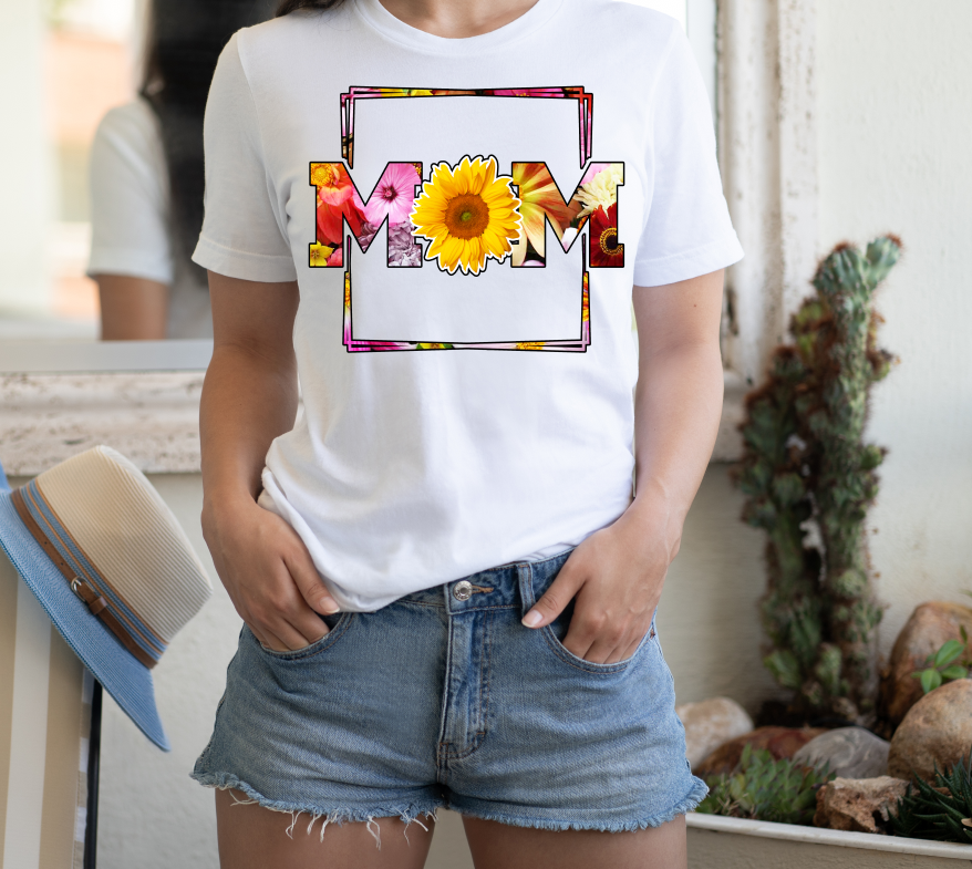 Mom Outline Graphic Tee - Debs on 5th