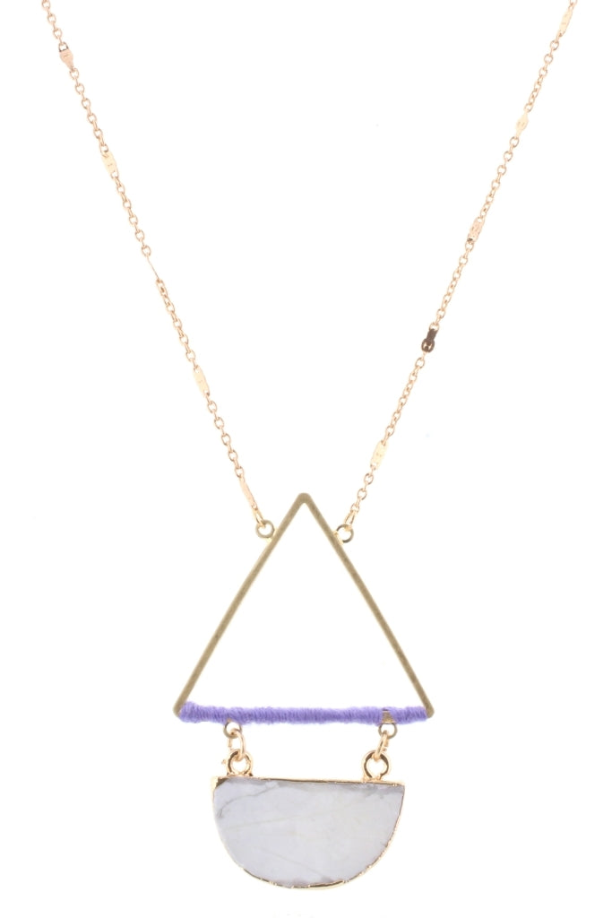 Cadena de oro de 32" con triángulo envuelto en púrpura con medio círculo de piedra howlita 