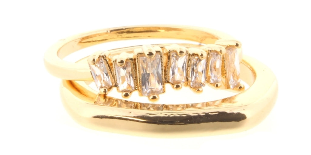 Anillo de barra rectangular con múltiples diamantes de imitación dorados