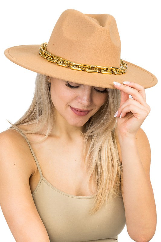 Sombrero de fieltro grueso con cadena dorada