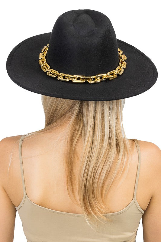 Sombrero de fieltro grueso con cadena dorada