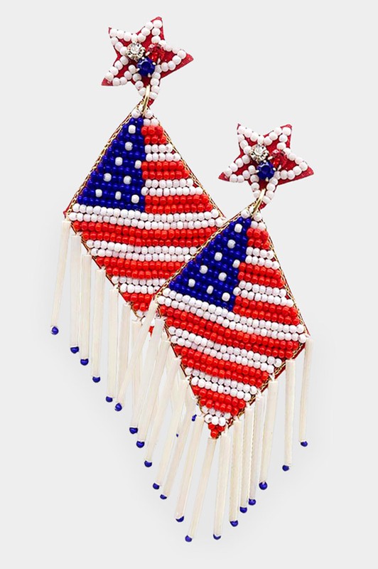 Aretes con flecos de la bandera de EE. UU. con cuentas de semillas