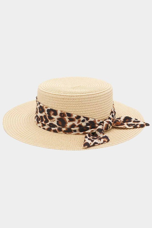 Sombrero para el sol con parte superior plana y banda de leopardo